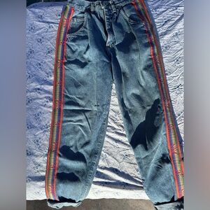 Lee jeans size 25 
Blue jeans with embroidery